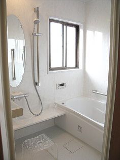 窓のある明るい浴室